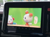 停車中にテレビや動画を楽しめるモニター。休憩時間などに、リラックスした時間を過ごせます。(※安全運転を心がけてください)。