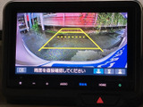 後方の状況を画面で確認できるので、狭い場所での駐車や車庫入れが格段に楽になります。安全な運転をサポートする頼れる機能です。
