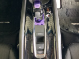 シンプルでとても使いやすいフロアシフトに、パーキングブレーキは電子制御パーキングブレーキです。