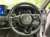 握りやすいステアリングは、運転の楽しさを高めます。操作性にも優れており、スムーズなドライビングをサポートします。上質な素材感も魅力です。