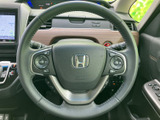 握りやすいステアリングは、運転の楽しさを高めます。操作性にも優れており、快適なドライビングをサポートします。