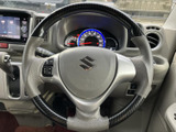 握りやすい形状で、運転操作を快適にします。ステアリング周りのスイッチ類も操作しやすい位置に配置され、運転に集中できます。