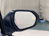 ブラインドスポットモニターはドアミラーの死角領域に入った車両の存在に加え、急接近してくれる車両も検知します。車両を検知するとドラミラーに搭載されたLEDインジケーターが点灯します。