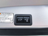 パワーバックドアです。荷物を持っていても、ボタンを押すだけで簡単に開閉ができます。