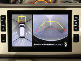 上からの視点で狭い駐車場への駐車に役立つ、アラウンドビューモニター対応純正メモリーナビ装備。