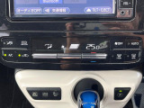 【オートエアコン】一度お好みの温度に設定すれば、車内の温度を検知し風量や温度を自動で調整。暑い&hellip;寒い&hellip;と何度もスイッチ操作をする必要はありません。快適な車内空間には必須の機能ですね♪