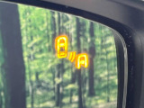 【ブラインドスポットモニタリング】走行中、ドアミラーの死角になりやすい箇所に後続車が接近するとサイドミラー付近に警告を表示、ドライバーに注意喚起をしてくれます。