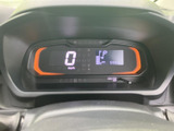 視認性の高いデジタルメーターで、運転に必要な情報をしっかり把握できます。オレンジのアクセントがスポーティな印象を与え、運転をさらに楽しくします。