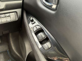 運転席側のドア部。こちらのスイッチでドアミラーの角度調整やパワーウィンドーの操作が可能になります。