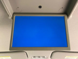 【フリップダウンモニター】大画面モニターで後席でもエンタメをお楽しみいただけます。小さなお子様にも大人気の装備です♪
