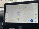 高精細な地図画面で、スムーズなルート案内を実現。周辺情報も分かりやすく表示され、初めての場所でも安心です。渋滞情報もリアルタイムで確認できます。