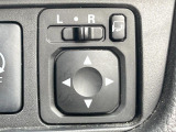 【電動格納ミラー】サイドミラーは電動格納式となっており、狭い駐車場でもキズがつくリスクを抑えられます。