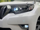 【LEDヘッドライト】悪天候や夜間走行時も良好な視界を確保し安心して運転できる高輝度LEDヘッドライトを装備!点灯速度が早く、消費電力も抑えられています。