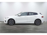 コンパクトなハッチバックながら、ロングノーズ・ショートオーバーハングのBMWらしい伝統的なスタンスを継承しています。