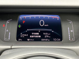 視認性の高いメーター類で、運転に必要な情報を的確に把握できます。走行距離や燃費表示も確認でき、運転の参考になります。