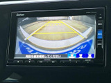 後方確認をサポートするモニターが、安全な運転をサポートします。狭い道や駐車時にも、周囲の状況を把握しやすくなっています。