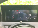 視認性の高いデジタルメーターが、運転をサポート。車両情報やナビゲーションをひと目で確認でき、快適なドライブに貢献します。