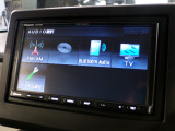 CD、DVD、Bluetooth、AM、FM、AUX、スマートフォン接続ができます。