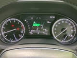 視認性の高いメーター類が、運転に必要な情報をわかりやすく伝えます。運転状況を一目で把握できるので、安全運転をサポートします。洗練されたデザインも魅力です。