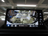 バックカメラの画像です。ガイドラインがスムースな車庫入れをサポートいたします。車庫入れの安心感がアップしますね。