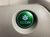 ECON モードをON にするとアクセルペダルの動きに対するエンジンの反応とエアコンの制御を切り換えることで、燃費のいい運転をするドライバーがペダルを踏んだ時と同じようにエンジンを制御します。
