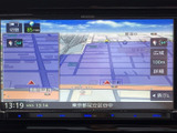わかりやすい地図表示で、目的地までスムーズに案内。運転に集中できる、頼れるナビゲーションシステムです。