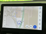 高精細な画面で、運転に必要な情報をわかりやすく表示。快適なドライブをサポートする機能が満載です。目的地設定も簡単に行えます。