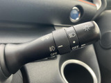 操作しやすい位置に配置されたウインカーレバーで、安全な車線変更をサポート。直感的な操作性で、スムーズな運転をアシストします。
