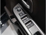 ドア内側、手の届きやすい位置にドアガラスの開閉スイッチ(パワーウインドウ)があります。運転席にはいたずら防止のためのロック付!