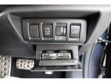 運転席の右下には様々な機能のスイッチが並べられています。その下にはETCが収納されています。