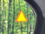 【後方車輛検知】走行中、ドアミラーの死角になりやすい箇所に後続車が接近するとサイドミラー付近に警告を表示、ドライバーに注意喚起をしてくれます。