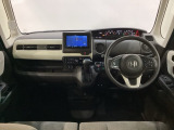 車内は光触媒抗菌消臭施工済です。インパネ周りはスタイリッシュなデザインで機能や装備も充実しています。グローブボックスやカップホルダーのほかにトレーなどたくさんの収納スペースが付いています。