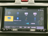 多様なメディアに対応し、車内を最高のサウンド空間に変えます。CDやSDカード、Bluetooth接続など、お好みの音楽を自由に楽しめます。