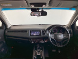 運転席は、大きな座面と包み込むような背もたれがドライバーの身体全体をしっかり支えます。上質なシート素材と座り心地のよいクッションを採用し、長時間の運転やコーナーの多い道も快適です