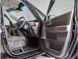 運転席・助手席ドアは開口範囲が広く、とても乗りやすいですよ!収納スペースもあります!