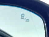 【ブラインドスポットインフォメーション】走行中、ドアミラーの死角になりやすい箇所に後続車が接近するとサイドミラー付近に警告を表示、ドライバーに注意喚起をしてくれます。