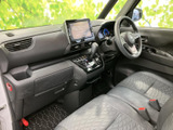 運転席周りは、ドライバーが直感的に操作できるよう、配置されています。集中して運転できる空間をご提供します。