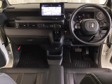車内は光触媒抗菌消臭施工済です。スタイリッシュなデザインでスポーティなインパネ周りを演出します。グローブボックスやカップホルダーのほかにトレーなどたくさんの収納スペースが付いています。