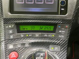 【オートエアコン】一度お好みの温度に設定すれば、車内の温度を検知し風量や温度を自動で調整。暑い&hellip;寒い&hellip;と何度もスイッチ操作をする必要はありません。快適な車内空間には必須の機能ですね♪