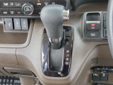 運転席より操作性の良いシフトレバーと、オートエアコンのスイッチ等の画像です。