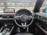 鮮やかなCX-5のコックピット。360&deg;ビューモニターを搭載し、安全確認もスムーズに行えます。ドライバー中心の機能的なレイアウトと高い質感が、快適なドライブを約束します。