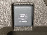 アクセサリーソケットはUSBのアダプターなどをつければ、スマホの充電にも使えます。周辺には物が置けるボックスがついています。