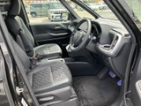 運転席は、ゆったりと座れる広さを確保。操作性にも配慮された設計で、快適なドライブを楽しめます。見やすいメーター類も魅力です。