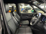 運転席の画像です。足元やシートまわりに余裕があり、リラックスした姿勢で運転が可能です。視界も良好で操作系へのアクセスもしやすく、快適で安心感のあるドライブをサポートします。
