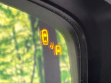 【ブラインドスポットモニタリング】走行中、ドアミラーの死角になりやすい箇所に後続車が接近するとサイドミラー付近に警告を表示、ドライバーに注意喚起をしてくれます。