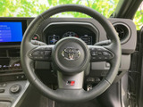 握りやすいデザインのステアリングは、運転操作をスムーズにします。操作性に優れたスイッチ類も配置され、運転に集中できる環境を提供します。