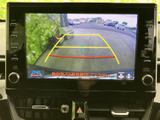 後方確認をサポートするモニター画面。駐車時の安全性向上に貢献します。運転に自信がない方にもおすすめの装備です。