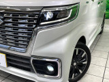 【LEDヘッドライト】悪天候や夜間走行時も良好な視界を確保し安心して運転できる高輝度LEDヘッドライトを装備!点灯速度が早く、消費電力も抑えられています。