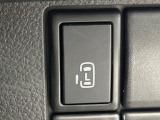 【パワースライドドア】スマートキーや運転席のスイッチでスライドドアの開閉が可能♪電動だから力を入れてドアを開ける必要が無く、小さいお子様でも、重い荷物を持っている時もラクに開け閉めできます♪