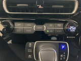 エアコンはオートエアコン付きになります。お好みの温度設定にすれば車内の温度を検知し自動で調整してくれます。暑い日は寒い日は特にオススメです♪